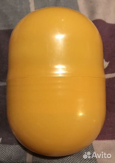 Яйцо от киндер-сюрприза и чупа-чупс