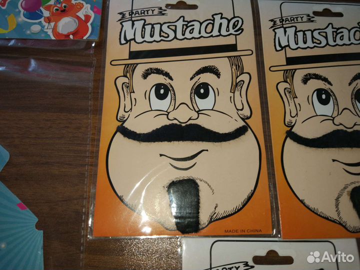 Маскарадные усы и колпаки