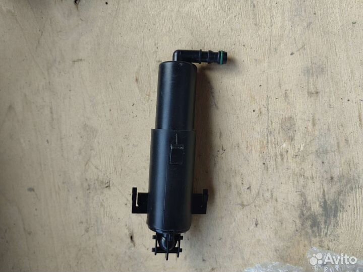 Форсунка омывателя фар правая BMW 3 E90