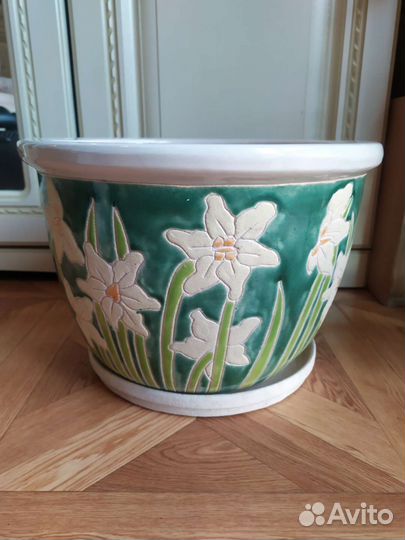 Большой цветочный горшок