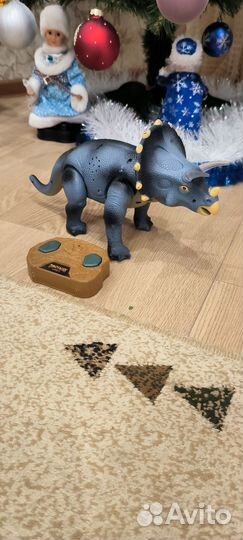 Игрушка динозавр на пульте управления