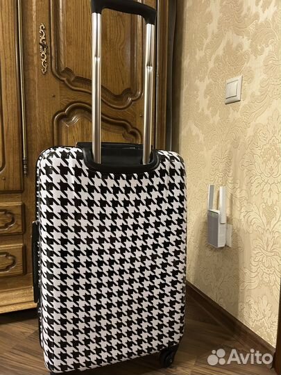 Чемодан Guess