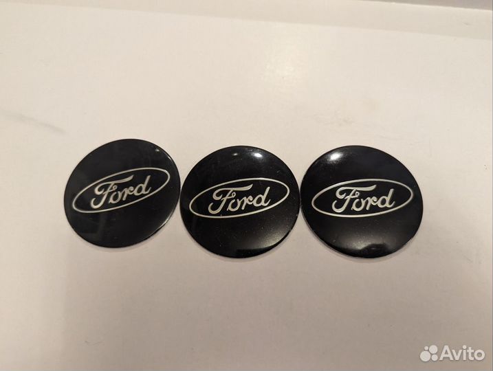 Наклейка на колпачок диска Ford