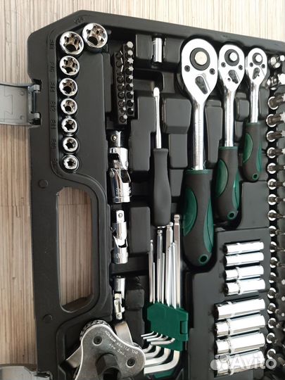 Нaбop aвтoмoбильнoгo инстpументa 121 шт