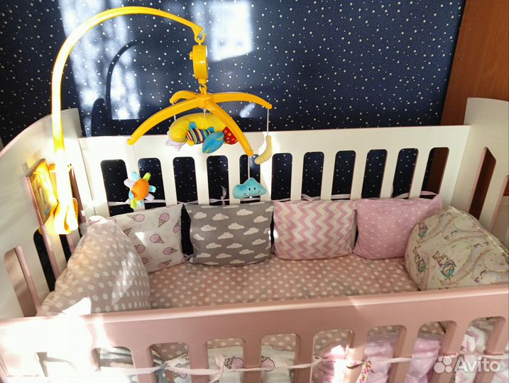 Детская кроватка с маятником