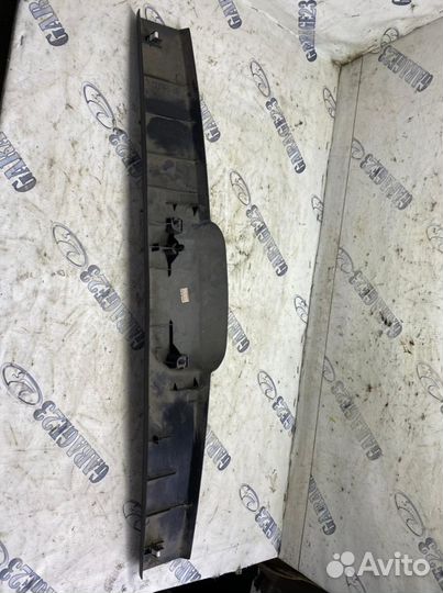 Обшивка двери багажника Mazda 3