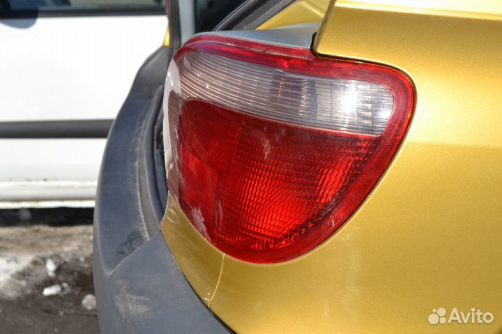 Фонарь задний правый Toyota Yaris