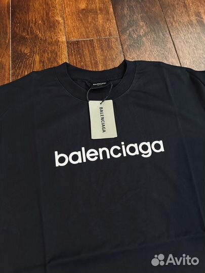 Balenciaga Unity футболка на руках