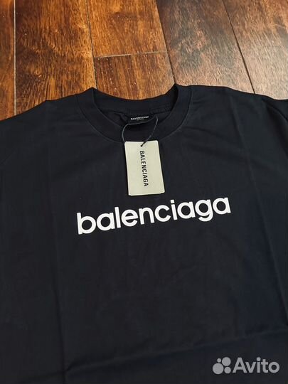 Balenciaga Unity футболка на руках