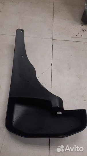 Брызговик передний правый Nissan Pathfinder