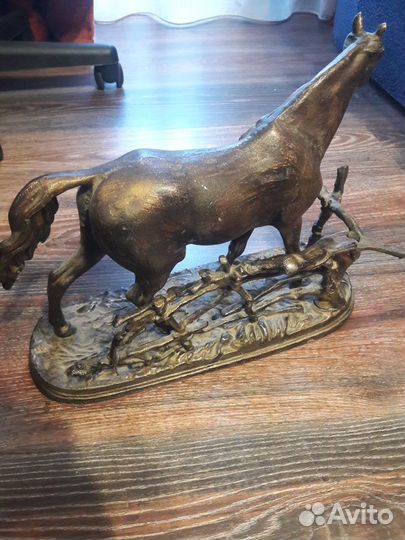 Статуэтка конь в изгороди