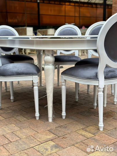 Стол и стулья