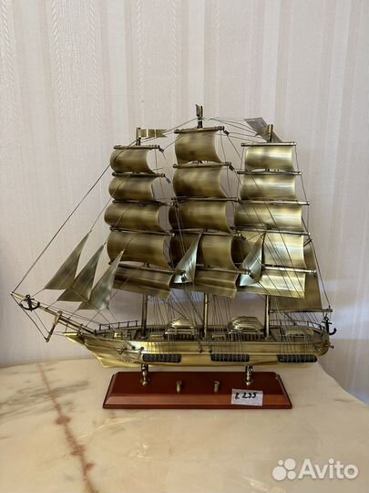 Модель парусника металлическая деревянная