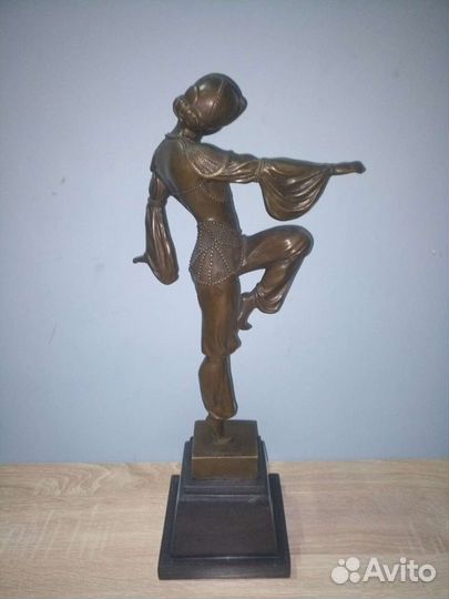 Бронзовая статуэтка