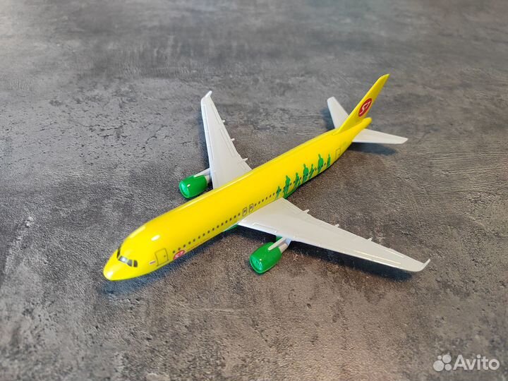 Модель самолета Airbus A320 авиакомпании S7