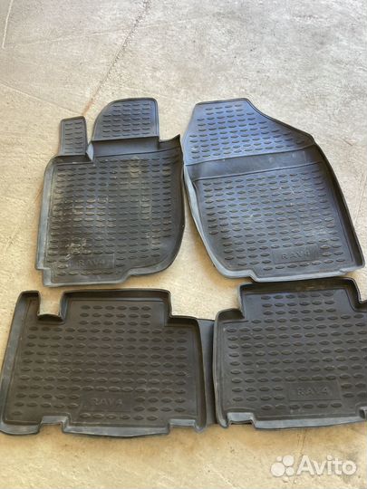 Оригинальные резиновые коврики на RAV 4