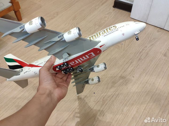 Модель самолёта Airbus A380 Emirates