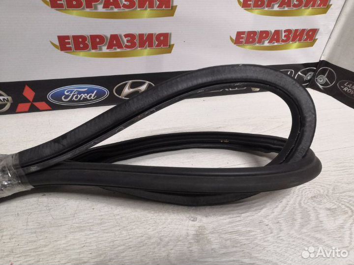 Уплотнитель дверного проема передний правый Audi