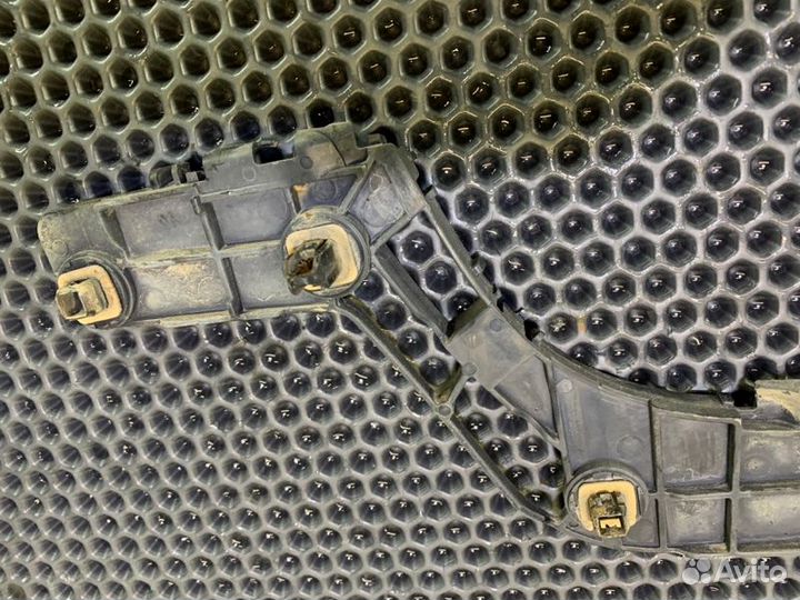 Крепление бампера лев. зад. Lexus LX570