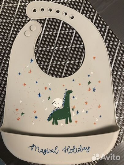 Посуда для первого прикорма (контейнер, слюнявчик)