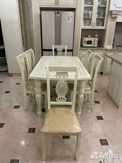 Стол и стулья в гостиную. В наличии