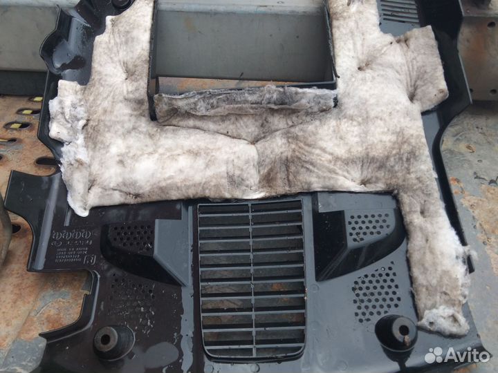 Крышка двигателя Subaru Legacy BPH Forester