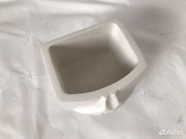 Кашпо из гипса «губы Джоли»