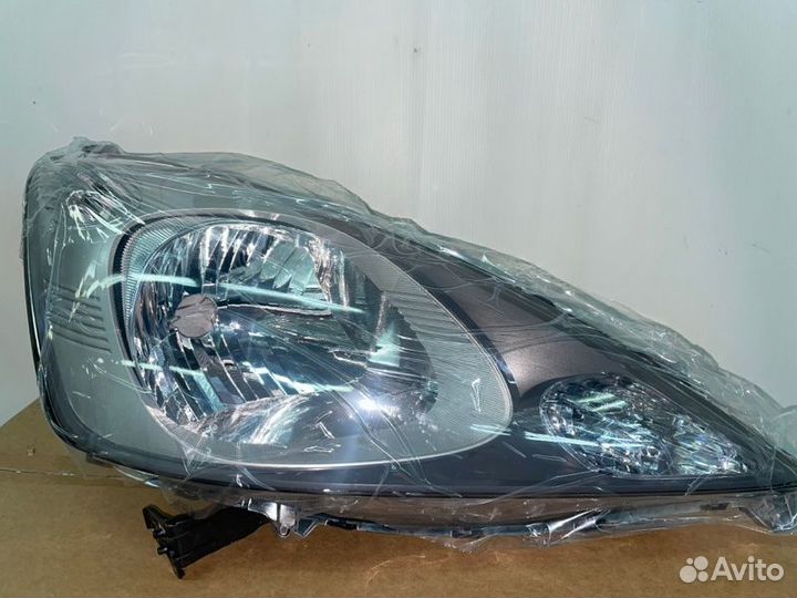 Фара передняя правая Honda Fit