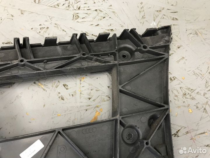 Кронштейн бампера правый Audi A4 B8 cdhb 2010