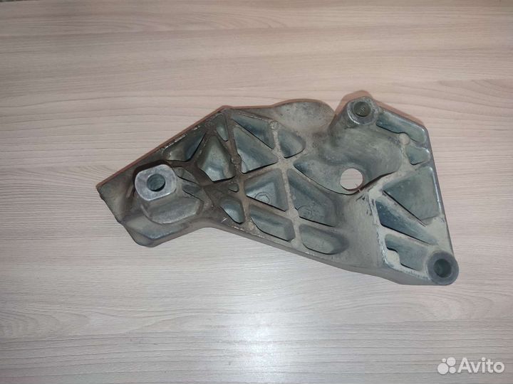 Кронштейн двигателя Volkswagen Golf 1.6