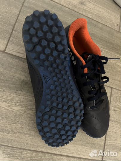Футбольные бутсы adidas сороконожки