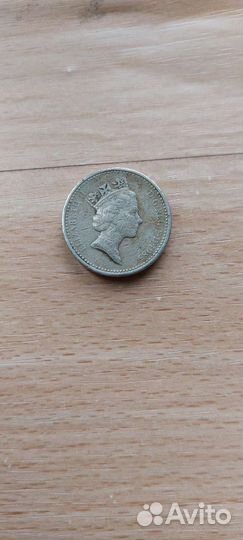 Монета один фунт