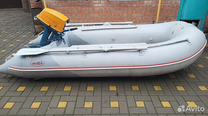 Лодка с мотром