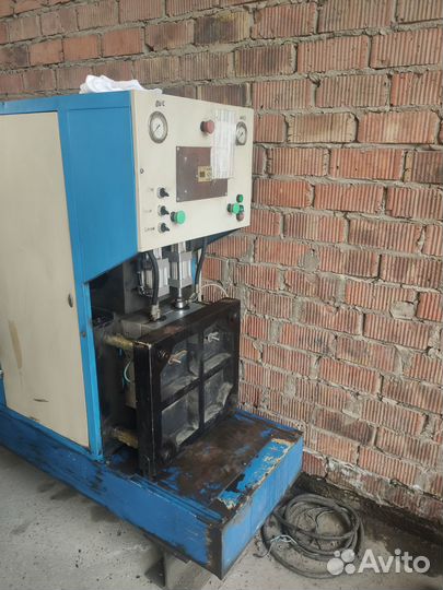 Полуавтомат для выдува пэт бутылки