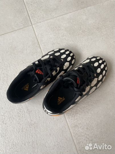 Футбольные бутсы adidas