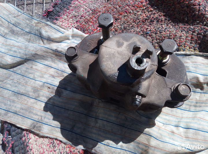 Суппорт передний правый Nissan Atlas