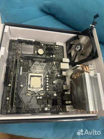 Материнская плата с процессором и памятью