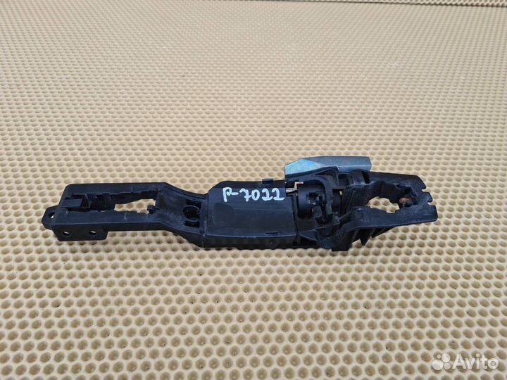 Кронштейн ручки двери левый Infiniti