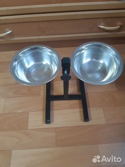 Подставка с мисками для еды, чесалка, когтерезка