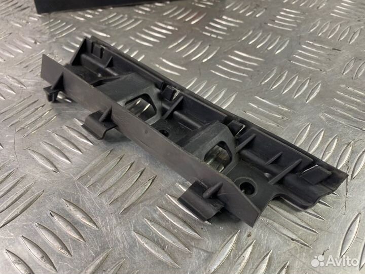 Крепление бампера левое Volkswagen Passat B6