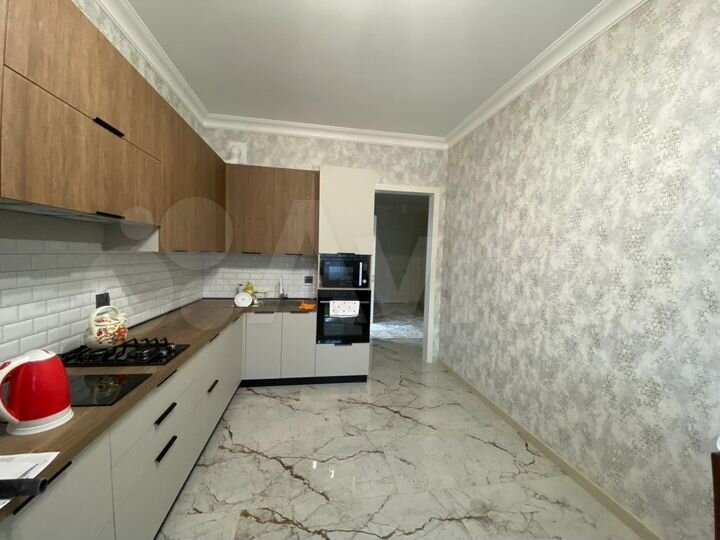 3-к. квартира, 100 м², 2/8 эт.
