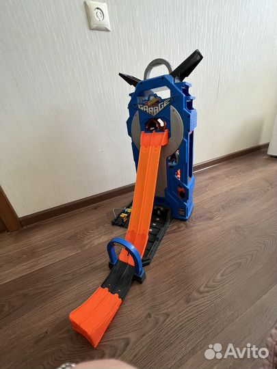 Hot wheels Мега гараж с горкой