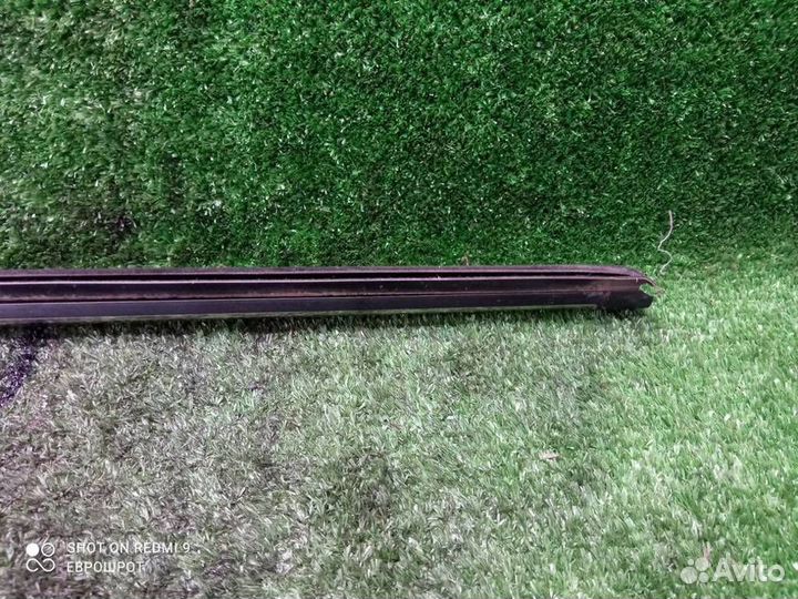 Накладка стекла переднего правого Opel Astra H (2