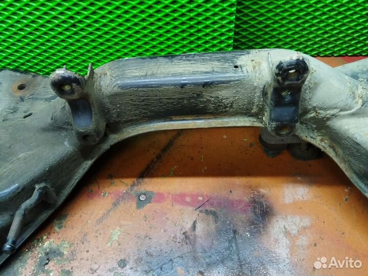 Подрамник передний Mitsubishi carisma