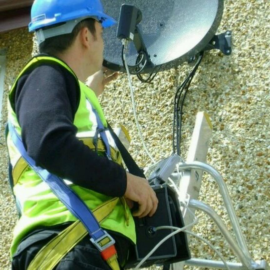 Ремонт настройка антенн. Установщик антенн. Снаряжение монтажников антенн. Антенн мастер тольятти. Установка эфирных антенн.