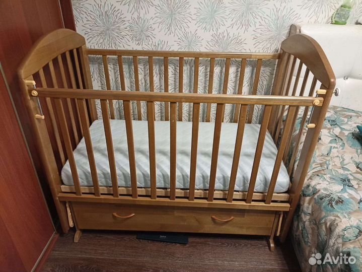 Детская кроватка с маятником и ящиком