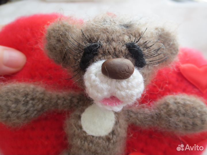 Вязаный мишка на сердце