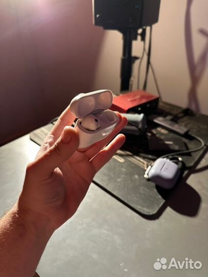 Airpods Pro (кейс и один наушник)