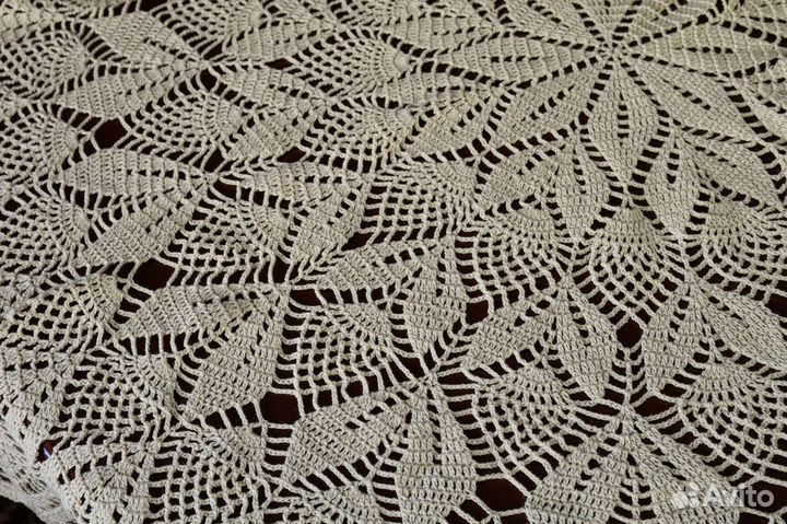 Скатерть на круглый стол ручной работы