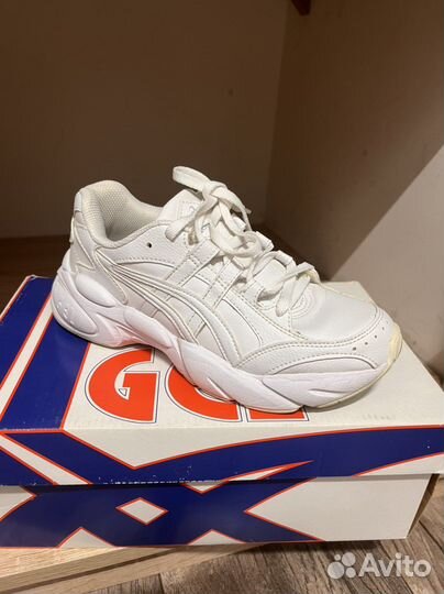 Кроссовки женские asics